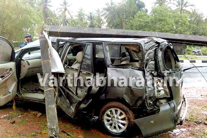 ವಿದ್ಯುತ್ ಕಂಬಕ್ಕೆ ಕಾರು ಢಿಕ್ಕಿ: ಐವರಿಗೆ ಗಾಯ