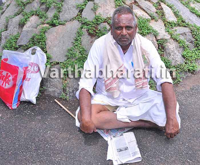 ಗ್ರಾಮದ ಬೋರ್‌ವೆಲ್ ನೀರು ಗ್ರಾಮಕ್ಕೆ ಸಿಗಲೆಂದು ಒಂಟಿಯಾಗಿ ಧರಣಿ ಕೂತ ವ್ಯಕ್ತಿ