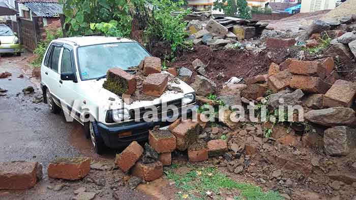 ಸುಳ್ಯ: ಕಂಪೌಂಡ್ ಕುಸಿದು ಕಾರು ಜಖಂ