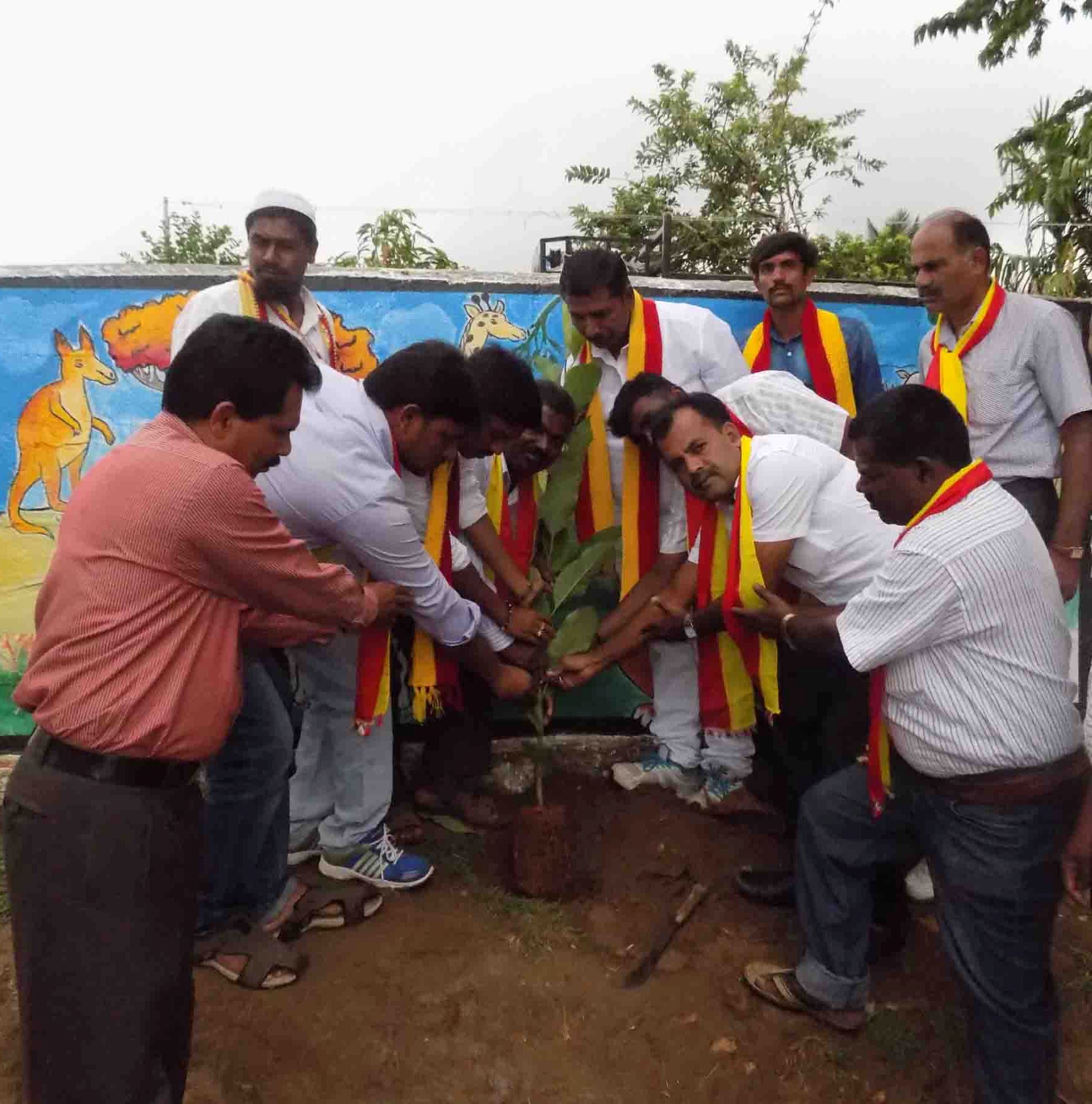 ಗಿಡಮರಗಳನ್ನು ಬೆಳೆಸಿ ಪರಿಸರ ಉಳಿಸಲು ಮುಂದಾಗಿ: ಹಿರಿಗಯ್ಯ