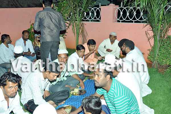 ಮುದ್ದೇಬಿಹಾಳ: ಚನ್ನವೀರ ಮಠಾಧೀಶರಿಂದ ಇಫ್ತಾರ್ ಕೂಟ