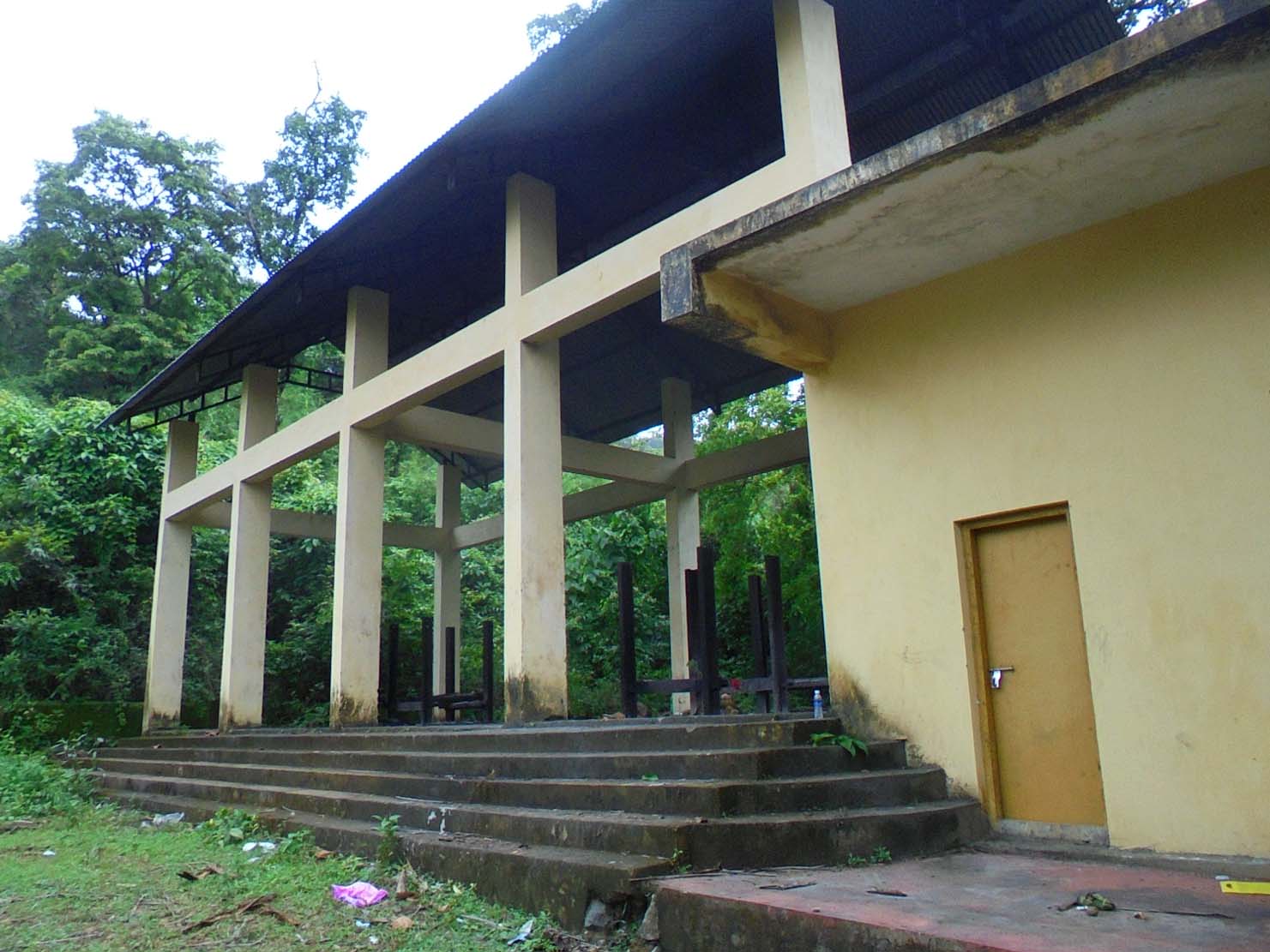 ಗುಡ್ಡದ ತಪ್ಪಲಿನ ಮನೆಗಳು ಅನೈತಿಕ ಚಟುವಟಿಕೆಯ ತಾಣ: ಕ್ರಮಕೆ ಆಗ್ರಹ