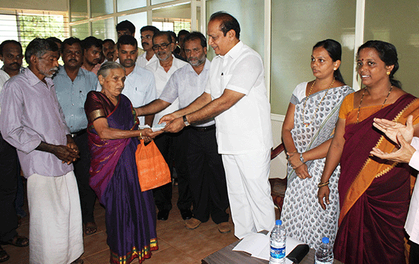 ಸುಂಟರಗಾಳಿ: ಸಂತ್ರಸ್ತ 141 ಮನೆಗಳಿಗೆ ಪರಿಹಾರ ವಿತರಣೆ