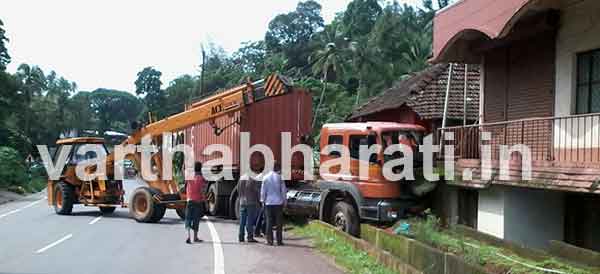 ಹಳೆಗೇಟು: ಮನೆಗೆ ಗುದ್ದಿದ ಲಾರಿ – ಮನೆಗೆ ಹಾನಿ