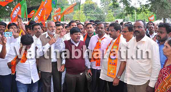 ಹಾಸನ: ಸಚಿವ ಸಂಪುಟದಿಂದ ಕೆ.ಜೆ. ಜಾರ್ಜ್ ಕೈಬಿಡಲು ಆಗ್ರಹಿಸಿ ಬಿಜೆಪಿಯಿಂದ ಧರಣಿ
