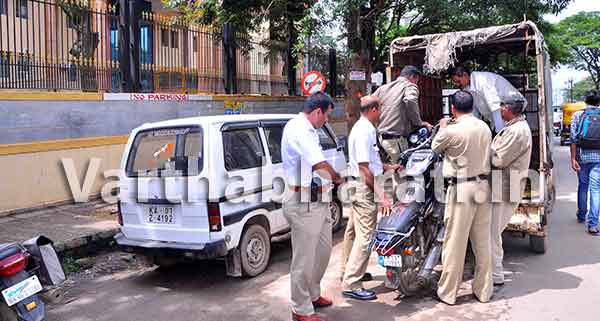 ಹಾಸನ: ನೋ ಪಾರ್ಕಿಂಗ್ ಸ್ಥಳದಲ್ಲಿ ನಿಲ್ಲಿಸಿದ್ದ ವಾಹನಗಳ ಎತ್ತಂಗಡಿ