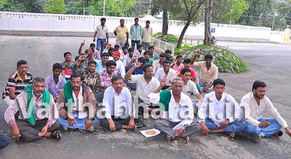 ಹಾಸನ: ಡಿಸಿ ಕಚೇರಿ ಮುಂದೆ ಪ್ರಗತಿಪರ ಸಂಘಟನೆಗಳಿಂದ ಧರಣಿ