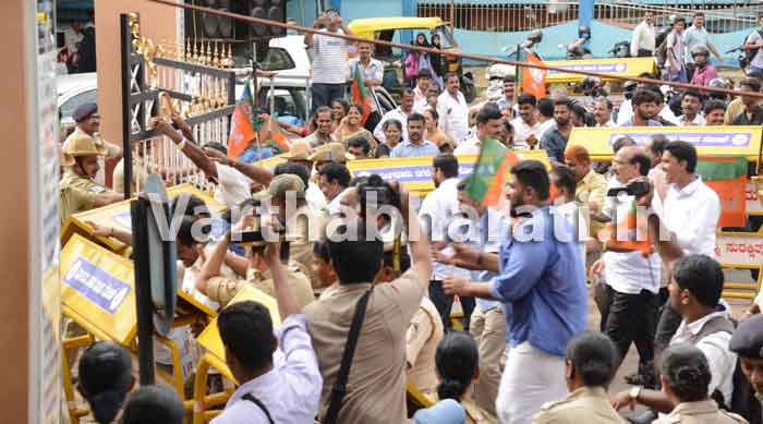 ಡಿವೈಎಸ್ಪಿ ಗಣಪತಿ ಆತ್ಮಹತ್ಯೆ ಪ್ರಕರಣ: ಬಿಜೆಪಿಯಿಂದ ಡಿಸಿ ಕಚೇರಿಗೆ ಮುತ್ತಿಗೆ