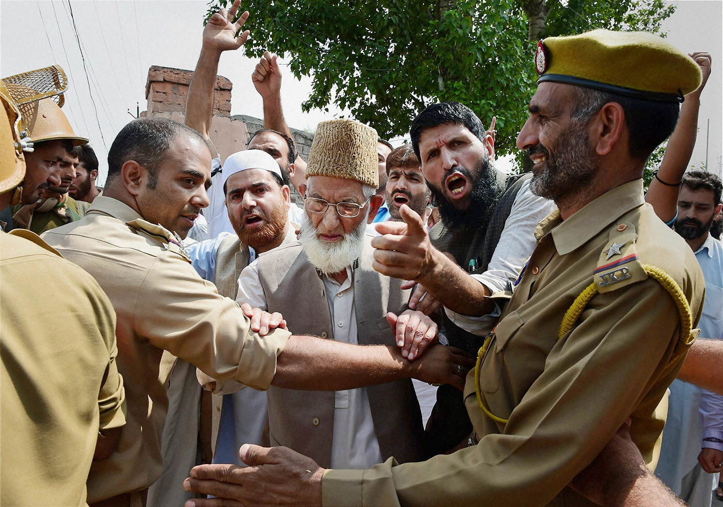 ಶ್ರೀನಗರದಲ್ಲಿ ಗೀಲಾನಿ ಬಂಧನ:  ಹಿಂಸಾಚಾರದಲ್ಲಿ 34 ಮಂದಿ ಬಲಿ