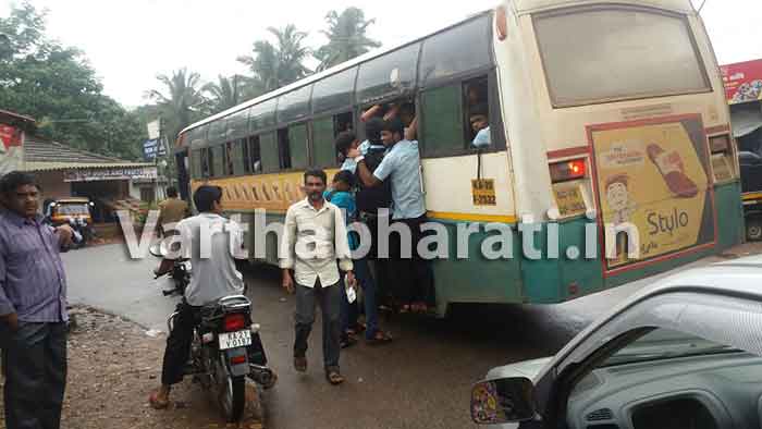ಜೀವ ಕೈಯಲ್ಲಿ ಹಿಡಿದುಕೊಂಡು ಶಾಲಾ ಕಾಲೇಜಿಗೆ ತೆರಳುತ್ತಿದ್ದಾರೆ ವಿದ್ಯಾರ್ಥಿಗಳು