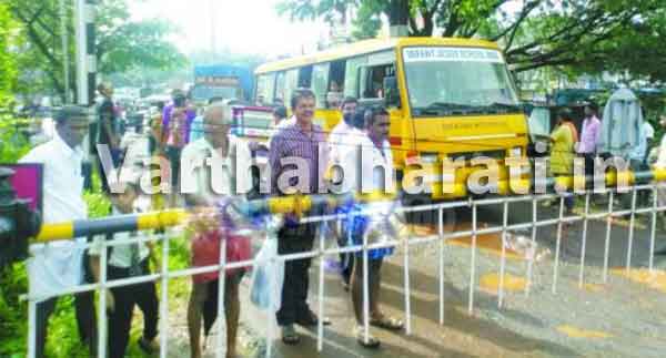 ಮಂಜೇಶ್ವರ: ಕೂದಲೆಳೆಯ ಅಂತರದಲ್ಲಿ ತಪ್ಪಿತು ಶಾಲಾ ಬಸ್ ದುರಂತ