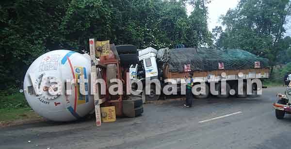 ಉಪ್ಪಿನಂಗಡಿ: ಗ್ಯಾಸ್ ಟ್ಯಾಂಕರ್-ಲಾರಿ ಮಧ್ಯೆ ಢಿಕ್ಕಿ; ಮೂವರು ಗಂಭೀರ