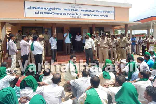 ಕಡಬ: ಉರುಂಬಿ ಜಲವಿದ್ಯುತ್ ಯೋಜನೆ ವಿರೋಧಿಸಿ ತಹಶೀಲ್ದಾರ್ ಕಚೇರಿಗೆ ಮುತ್ತಿಗೆ