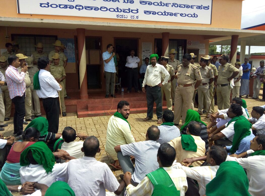 ಕಡಬ: ಹಸಿರು ಸೇನೆ ವತಿಯಿಂದ ಕಡಬ ತಹಶೀಲ್ದಾರ್ ಕಚೇರಿಗೆ ಮುತ್ತಿಗೆ