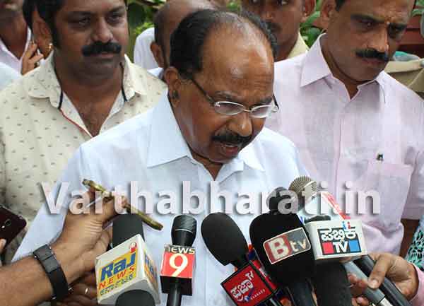 ಮುಖ್ಯಮಂತ್ರಿ ಬದಲಾಯಿಸುವ ಸ್ಥಿತಿ ಕರ್ನಾಟಕದಲ್ಲಿಲ್ಲ: ಮೊಯ್ಲಿ