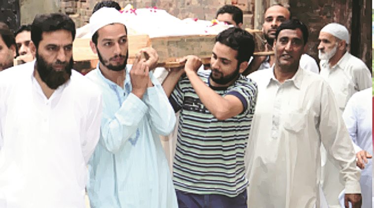 ಕರ್ಫ್ಯೂ ಲೆಕ್ಕಿಸದೇ ಕಾಶ್ಮೀರಿ ಪಂಡಿತ ಮಹಿಳೆಯ ಅಂತಿಮ ಸಂಸ್ಕಾರ ನೇರವೇರಿಸಿದ ಮುಸ್ಲಿಮರು