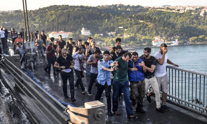 ಟರ್ಕಿ : ಪ್ರಜಾಪ್ರಭುತ್ವಕ್ಕಾಗಿ ಜನರನ್ನು ಒಗ್ಗೂಡಿಸಲು  85,000 ಮಸೀದಿಗಳಿಂದ ಏಕಕಾಲಕ್ಕೆ ಕರೆ, ಪ್ರಾರ್ಥನೆ