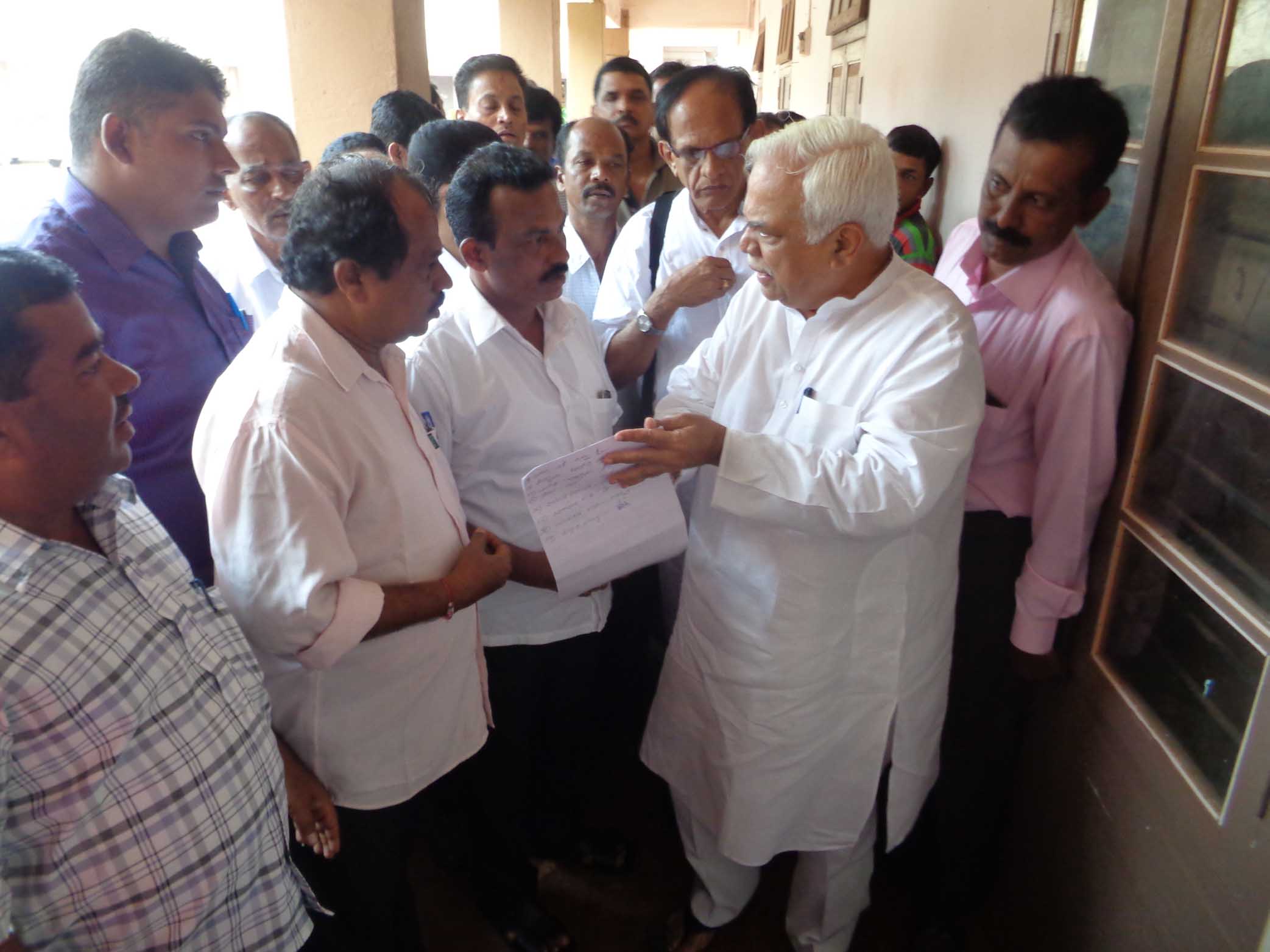 ಶಾಲಾ  ಮೈದಾನ ಉಳಿಸಲು ಮನವಿ: ಸಚಿವ ದೇಶಪಾಂಡೆ