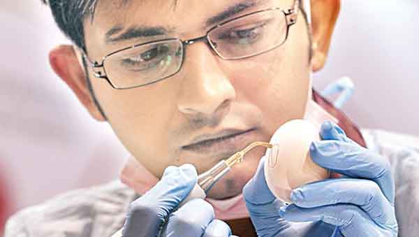 ಬೇರೆ ಬೇರೆ ವೃತ್ತಿಗಳತ್ತ ನೋಡುತ್ತಿದ್ದಾರೆ ಭಾರತೀಯ ದಂತ ವೈದ್ಯರು