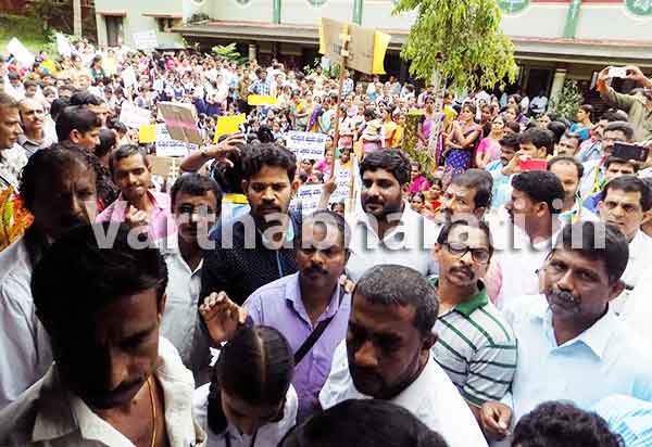 ಪುತ್ತೂರು: ಶಿಕ್ಷಕರ ವರ್ಗಾವಣೆ ವಿರೋಧಿಸಿ ಬಿಇಒ ಕಚೇರಿ ಮುಂಭಾಗದಲ್ಲಿ ಧರಣಿ