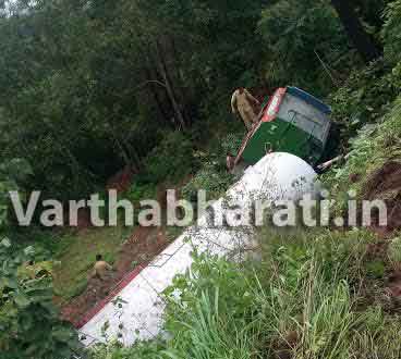 ಕುಂಬಳೆ: ನಿಯಂತ್ರಣ ತಪ್ಪಿ 10 ಅಡಿ ಆಳದ ಕಂದಕಕ್ಕುರುಳಿದ ಗ್ಯಾಸ್ ಟ್ಯಾಂಕರ್