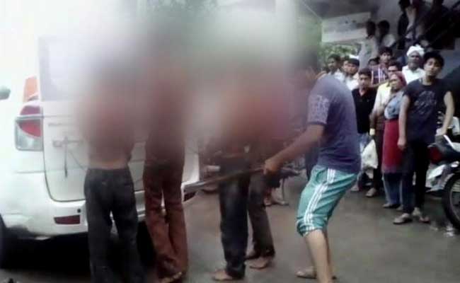 ಗುಜರಾತ್: ದಲಿತರಿಗೆ ಥಳಿತ ಜಿಲ್ಲಾ ಕಚೇರಿಯ ಮುಂದೆ ದನಗಳ ಅಸ್ಥಿಪಂಜರ ಸುರಿದು ಪ್ರತಿಭಟನೆ