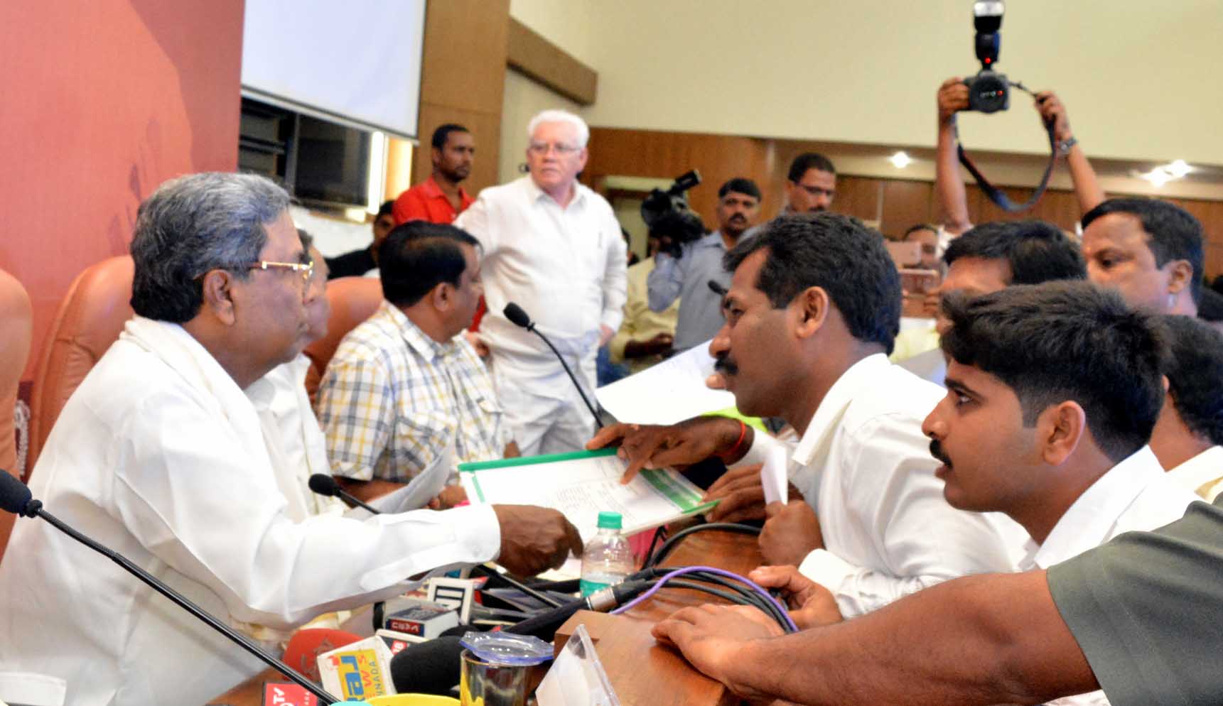 ಕಾರವಾರ: ವಾರ್ತಾ ಭವನಕ್ಕೆ ವಾಹನ ನೀಡಲು ಮುಖ್ಯಮಂತ್ರಿಗೆ ಪತ್ರಕರ್ತರ ಮನವಿ