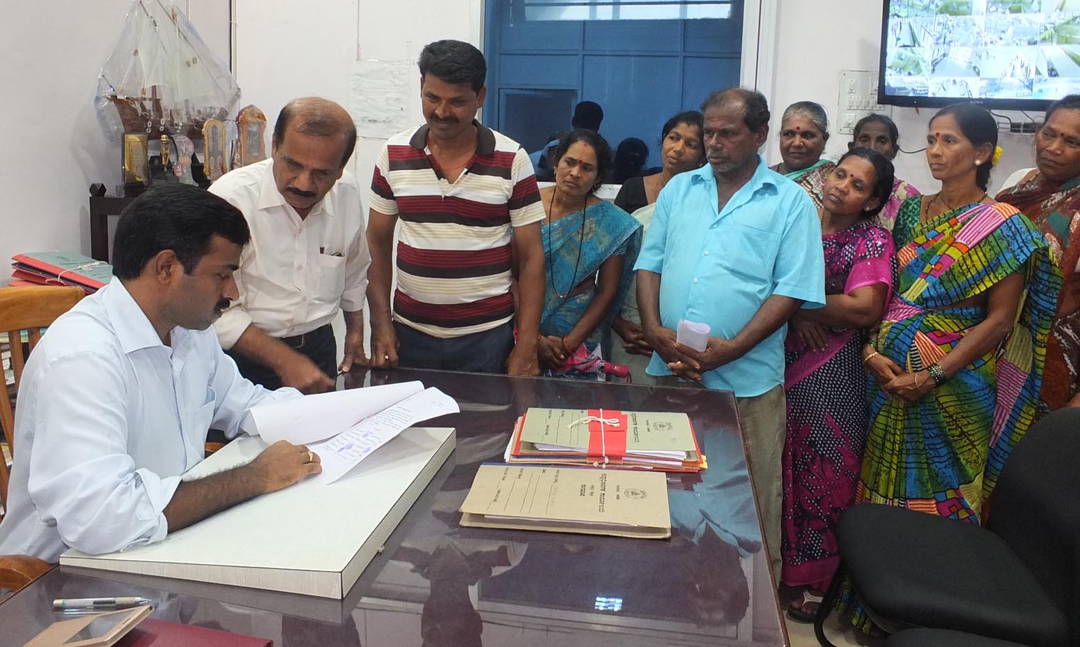 ಪುನರ್ವಸತಿ ಕಲ್ಪಿಸಲು ಆಗ್ರಹಿಸಿ ಜಿಲ್ಲಾಡಳಿತಕೆ್ಕ ಮನವಿ