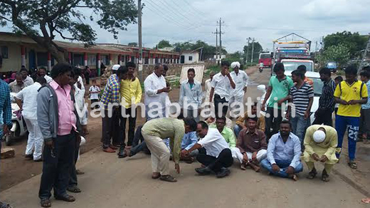 ಉರ್ದು ಶಾಲೆಗಳ ಶಿಕ್ಷಕರನ್ನು ಹಚ್ಚುವರಿ ಮಾಡದಂತೆ ಆಗ್ರಹಿಸಿ ರಸ್ತೆ ತಡೆದು ಪ್ರತಿಭಟನೆ