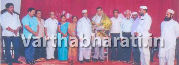 ಕೊಳಂಬೆ ಮದೀನ ಮಸೀದಿ ವತಿಯಿಂದ ಪ್ರಮೋದ್‌ಗೆ ಸನ್ಮಾನ