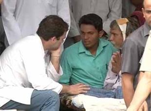 ಗುಜರಾತ್ ದಲಿತ ದೌರ್ಜನ್ಯ ಸಂತ್ರಸ್ತರ ನಿವಾಸಕ್ಕೆ ರಾಹುಲ್ ಭೇಟಿ