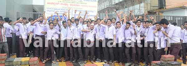 ವಿವಿಧ ಬೇಡಿಕೆಗಳಿಗೆ ಆಗ್ರಹಿಸಿ ಮಿಲಾಗ್ರಿಸ್ ವಿದ್ಯಾರ್ಥಿಗಳಿಂದ ಧರಣಿ