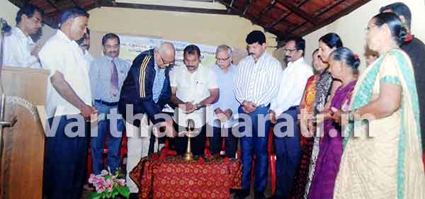 ವಿದ್ಯಾರ್ಥಿಗಳಿಗೆ ಮಾಹಿತಿ ಕಾರ್ಯಕ್ರಮ, ಗಿಡ ವಿತರಣೆ