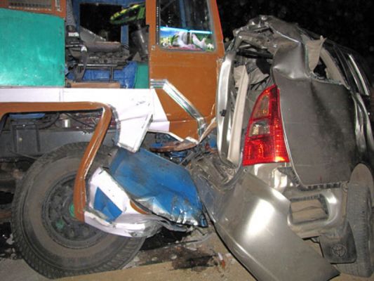 ಆಂಧ್ರದ ಸಂಕೇತದ ಬಳಿ   ಲಾರಿ - ಟವೇರಾ ಪರಸ್ಪರ ಢಿಕ್ಕಿ ; 5 ಸಾವು