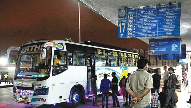 ಸಾರಿಗೆ ನೌಕರರ ಮುಷ್ಕರ; ಖಾಸಗಿ ವಾಹನಗಳಿಂದ ದುಪ್ಪಟ್ಟು ದರ ವಸೂಲಿ, ಅಲ್ಲಲ್ಲಿ ಸರಕಾರಿ ಬಸ್‌ಗಳಿಗೆ ಕಲ್ಲು ತೂರಾಟ