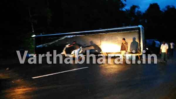 ಗೋಳಿತೊಟ್ಟು ಬಳಿ ಖಾಸಗಿ ಬಸ್ ಪಲ್ಟಿ: 8 ಮಂದಿಗೆ ಗಾಯ