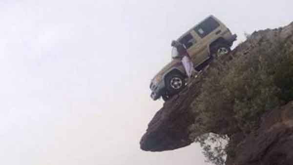 3,500 ಮೀಟರ್ ಎತ್ತರದ ಪರ್ವತದ ತುತ್ತತುದಿಯಲ್ಲಿ ಕಾರು ನಿಲ್ಲಿಸಿದ ಭೂಪ!