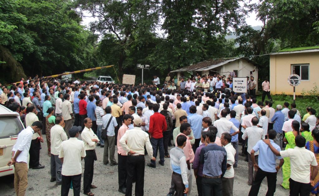 ಕ್ರಮಕ್ಕೆ ಆಗ್ರಹಿಸಿ ಶಾಸಕರಿಗೆ ಮನವಿ