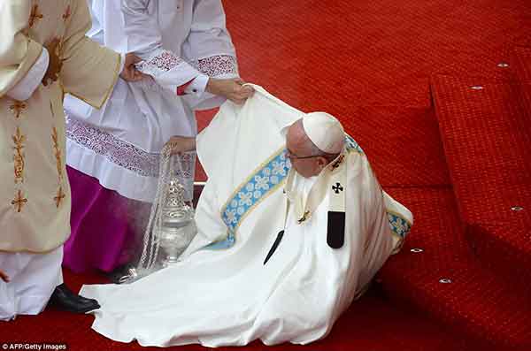 ಪೋಲೆಂಡ್ ನಲ್ಲಿ ಎಡವಿ ಬಿದ್ದ ಪೋಪ್