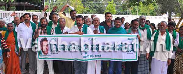 ಹಾಸನ: ಮಹಾದಾಯಿ ನದಿ ನೀರನ್ನು ಕರ್ನಾಟಕಕ್ಕೆ ಬಿಡಲು ಆಗ್ರಹಿಸಿ ರಾಜ್ಯ ರೈತ ಸಂಘದಿಂದ ಧರಣಿ