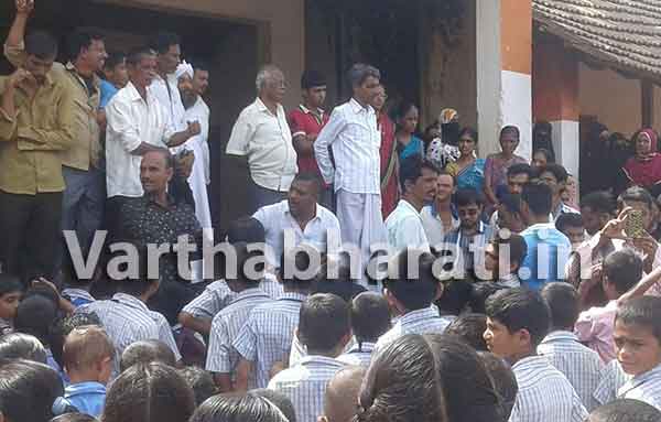 ಪುದು ಪ್ರಾಥಮಿಕ ಶಾಲೆಗೆ ಬೀಗ ಜಡಿದು ಧರಣಿ