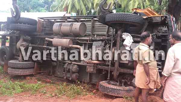 ಕಾಸರಗೋಡು: ಮರಕ್ಕೆ ಢಿಕ್ಕಿಯಾಗಿ ಪಲ್ಟಿಯಾದ ಲಾರಿ; ಚಾಲಕ ಮೃತ್ಯು