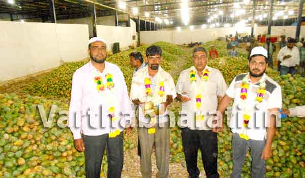 ಮಾರುಕಟ್ಟೆಗೆ ಒಂದೇ ದಿನ 80 ಟನ್ ಮಾವು ಪೂರೈಸಿ ದಾಖಲೆ ನಿರ್ಮಿಸಿದ ರೈತ