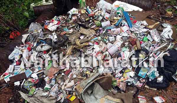 ಬೆಳ್ತಂಗಡಿ: ಅಪಾಯವನ್ನು ಆಹ್ವಾನಿಸುತ್ತಿದೆ ಔಷಧಿಗಳ ರಾಶಿ!