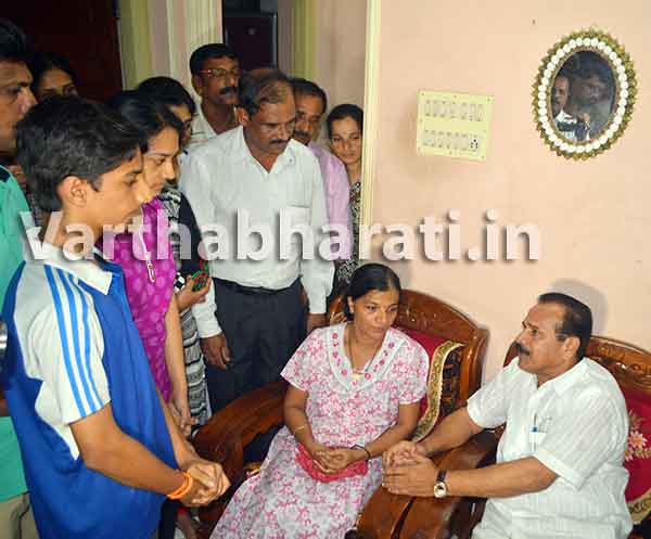 ಬೆಳ್ತಂಗಡಿ: ಯೋಧ ಏಕನಾಥ ಶೆಟ್ಟಿಯವರ ಮನೆಗೆ ಕೇಂದ್ರ ಸಚಿವ ಡಿ.ವಿ.ಎಸ್ ಭೇಟಿ; ಸಾಂತ್ವನ