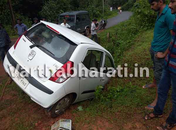 ನೆಟ್ಟಣ: ಕಾರು ಚರಂಡಿಗೆ; ಪ್ರಯಾಣಿಕರು ಪಾರು