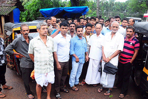 ಜಕ್ರಿಬೆಟ್ಟು: ರಸ್ತೆ ದುರಸ್ತಿಗೆ ಆಗ್ರಹಿಸಿ ವಾಹನ ಸಂಚಾರಕ್ಕೆ ತಡೆ