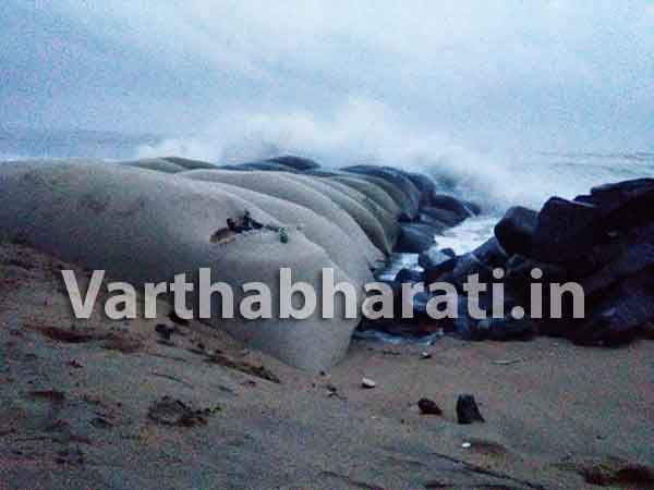 ಭೋರ್ಗರೆವ ಕಡಲತಡಿಯಡಿ ಹಗಲಿರುಳು ನರಕಯಾತನೆಯ ಬದುಕು