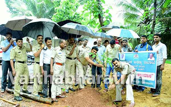 ಮೂಡುಬಿದಿರೆ ಆರಕ್ಷಕರ ಠಾಣಾ ಆವರಣದಲ್ಲಿ ವನಮಹೋತ್ಸವ