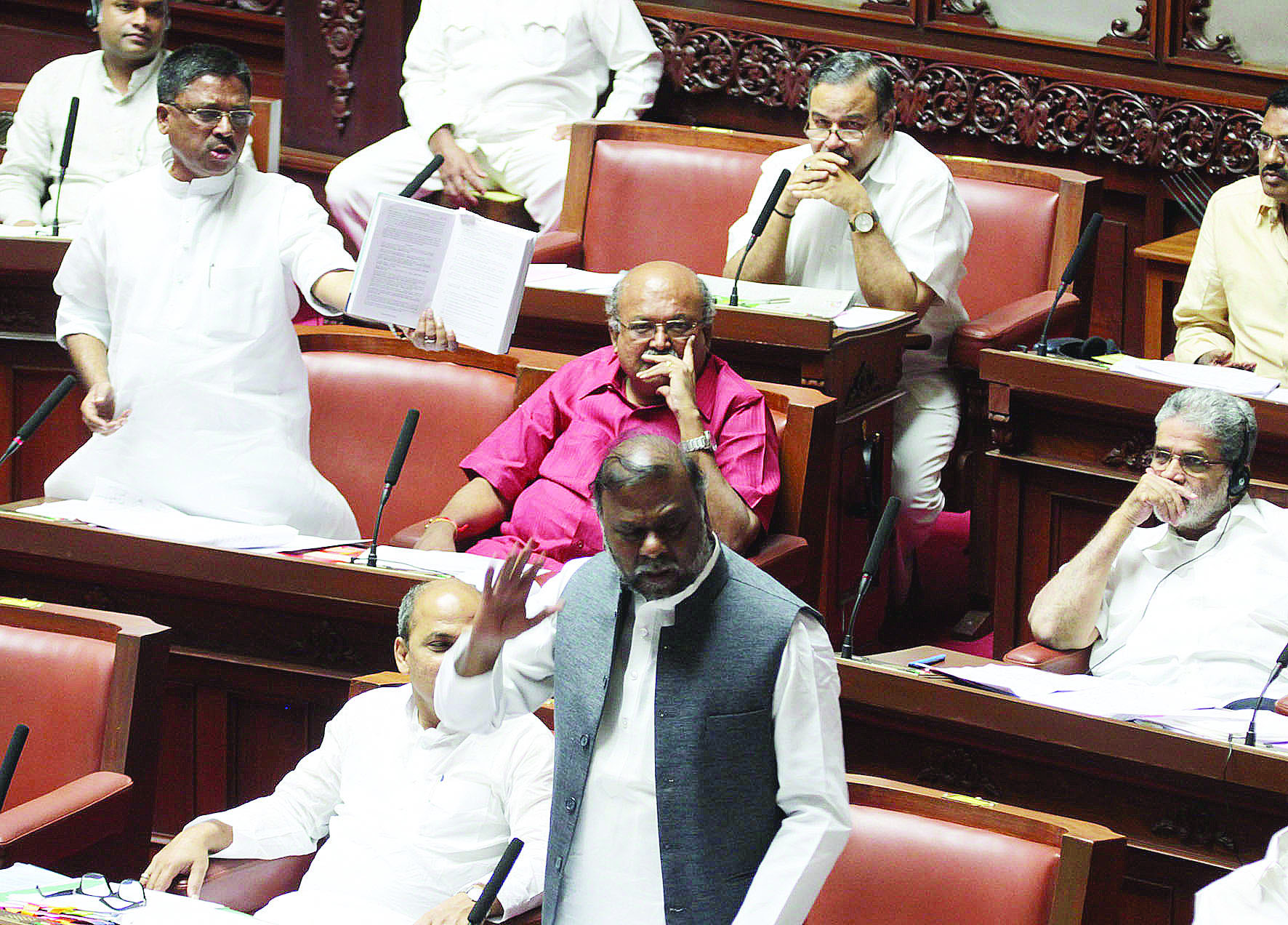 ಸಚಿವ ಆಂಜನೇಯ ಉತ್ತರಕ್ಕೆ ಸದಸ್ಯರ ನಡುವೆ ವಾಗ್ವಾದ